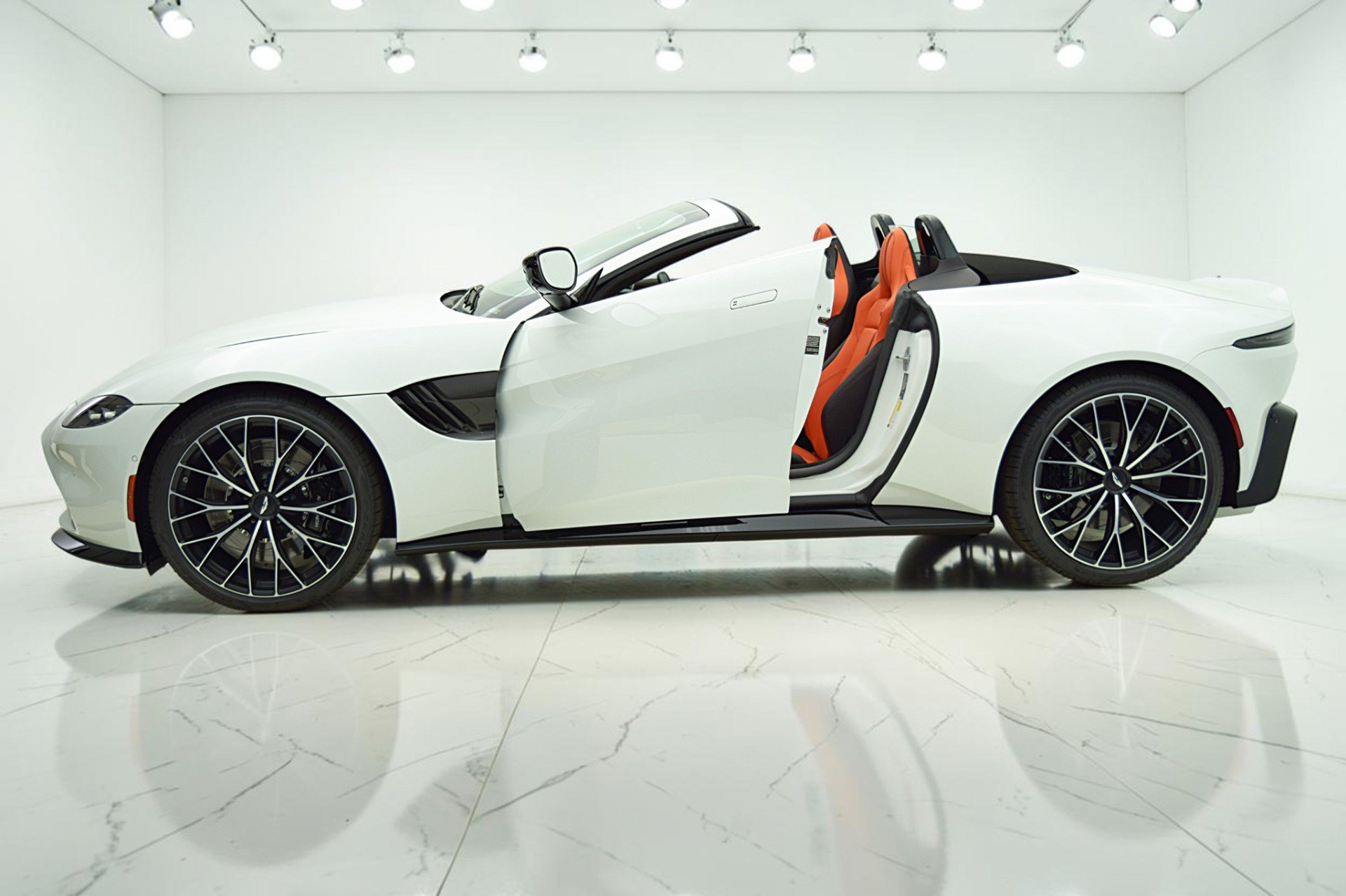 Used 2023 Aston Martin V8 Vantage Roadster RWD image 4