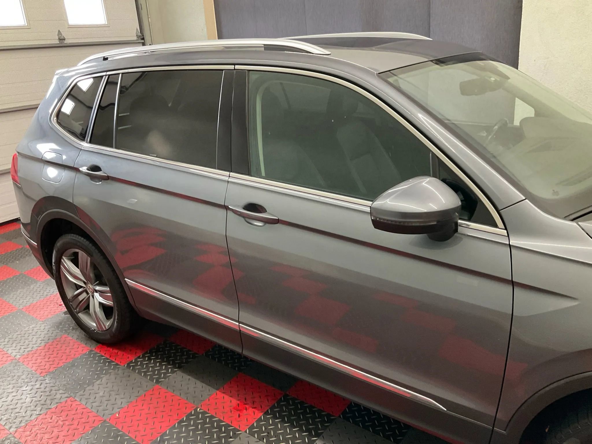 Used 2020 Volkswagen Tiguan SEL image 3