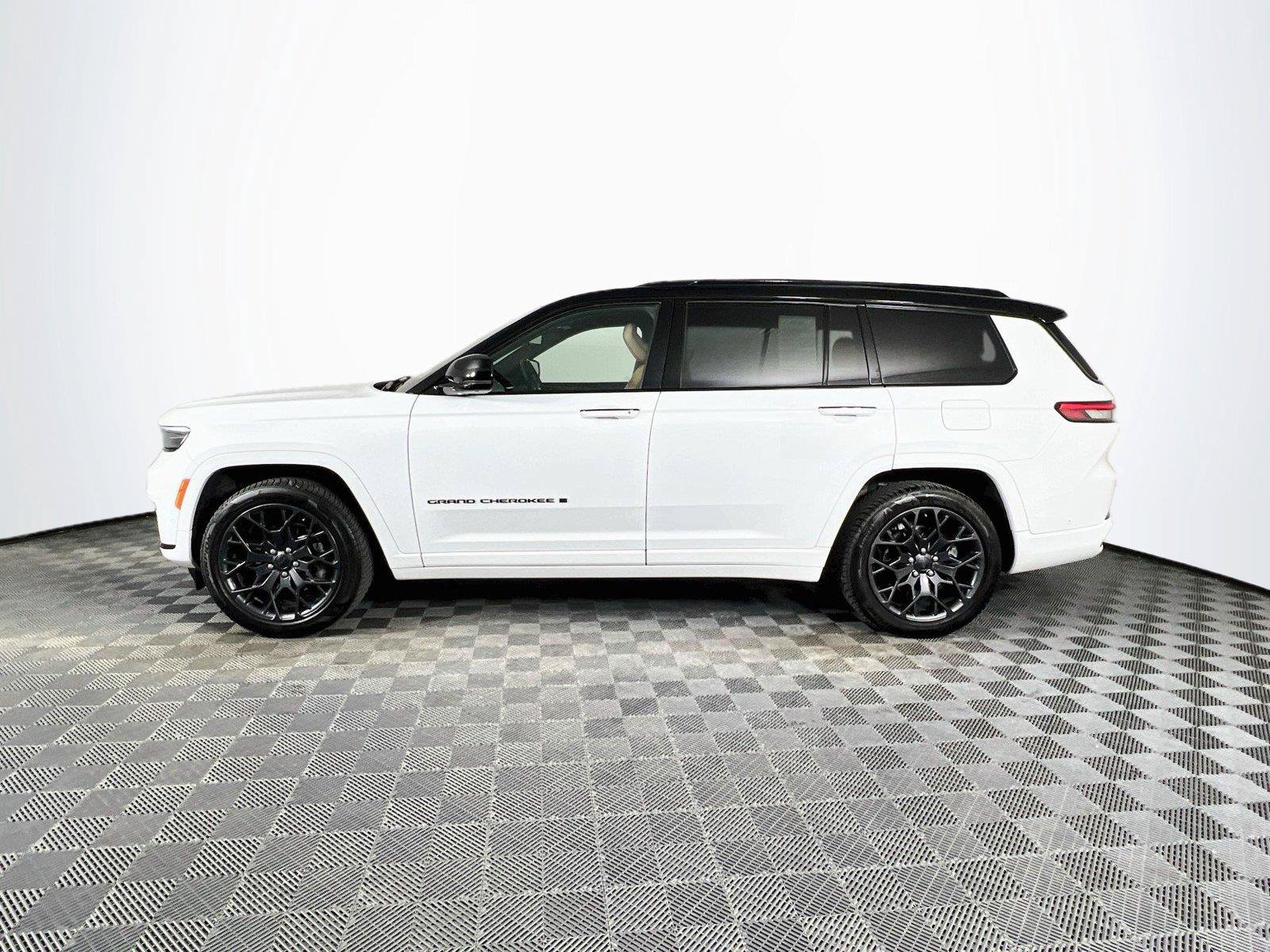 Used 2024 Jeep Grand Cherokee L Summit w/ Advanced Protech Group IV AWD/4WD image 3