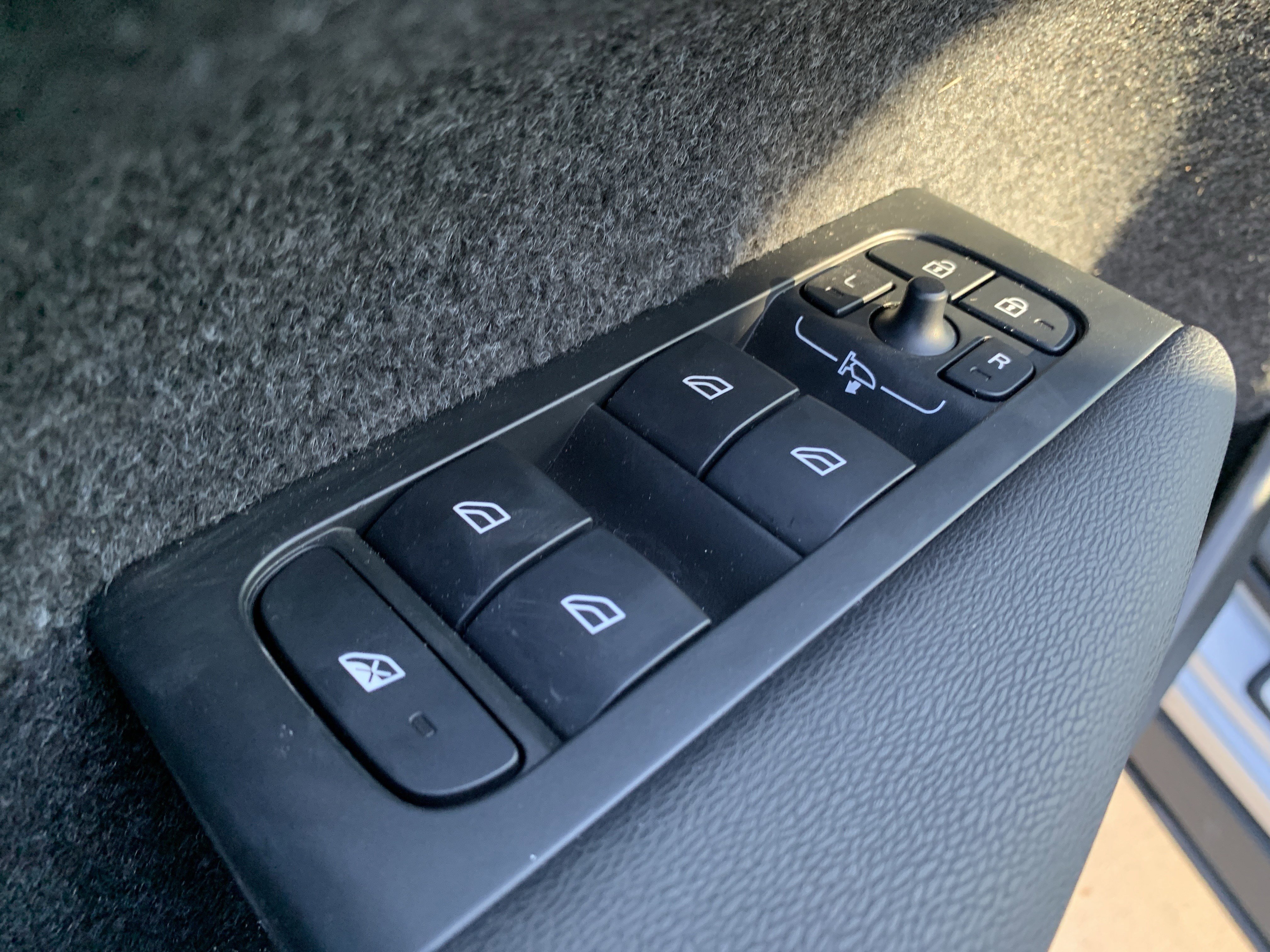 Used 2025 Volvo XC40 B5 Plus image 15