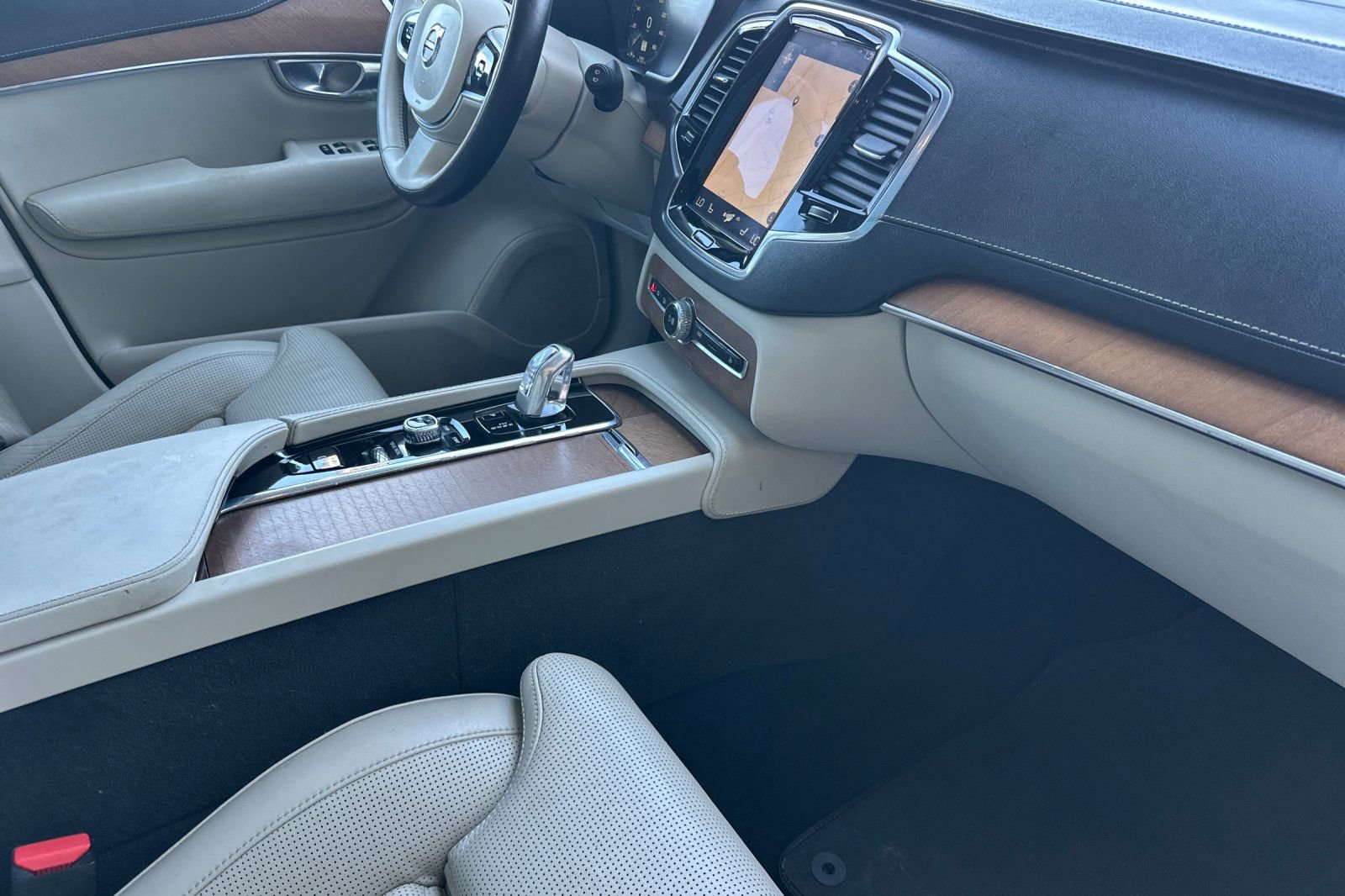 Used 2017 Volvo XC90 T8 Inscription w/ Vision Package image 13