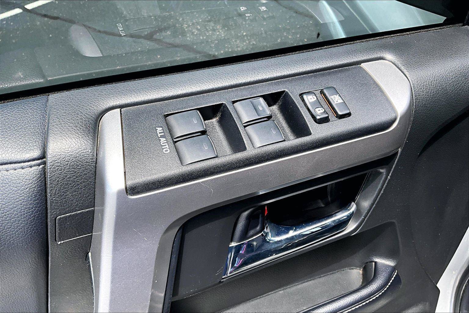 Used 2018 Toyota 4Runner SR5 AWD/4WD image 36