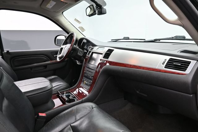 Used 2011 Cadillac Escalade Luxury AWD/4WD image 35