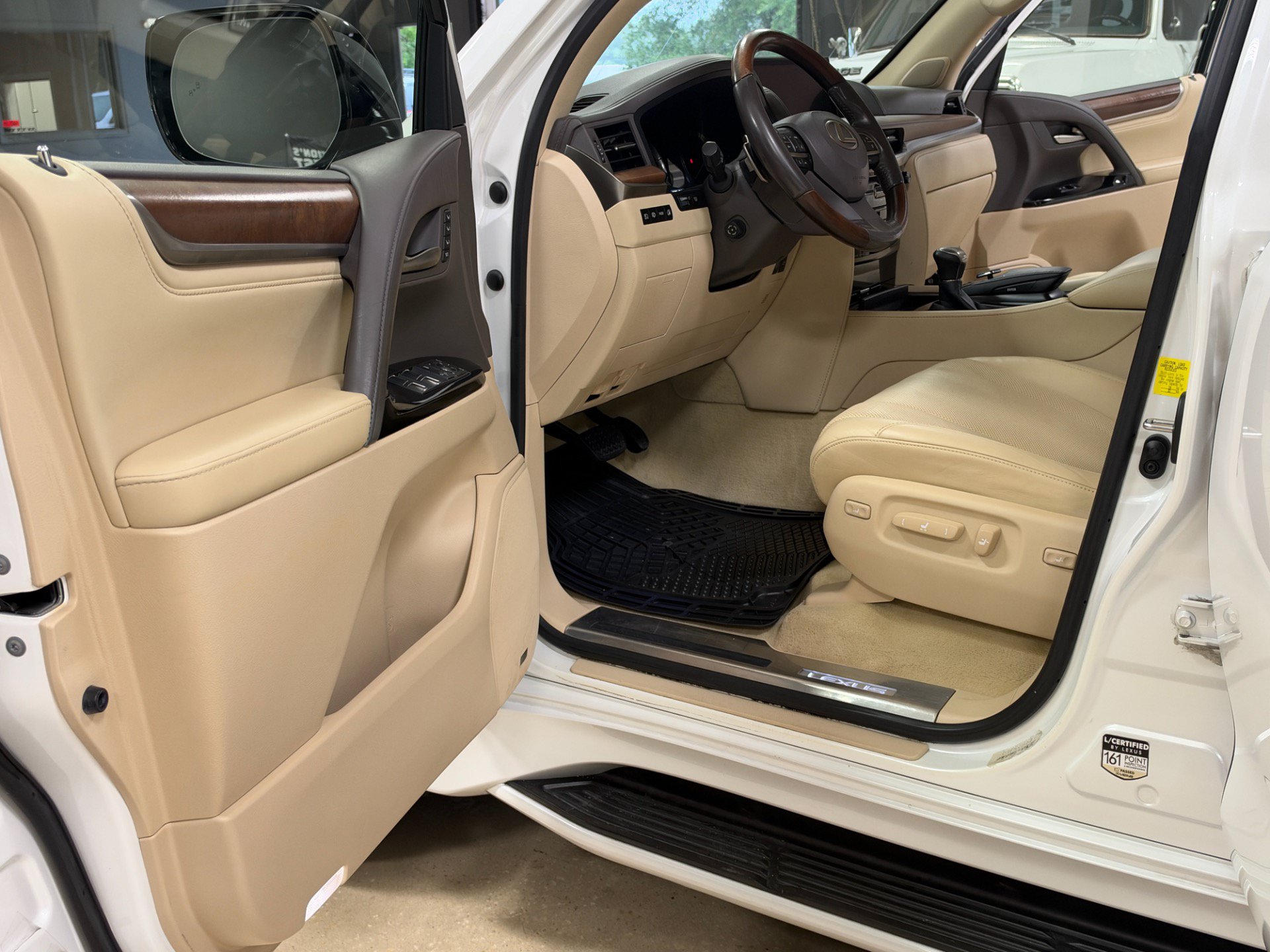 Used 2018 Lexus LX 570 4WD w/ Luxury Package image 21