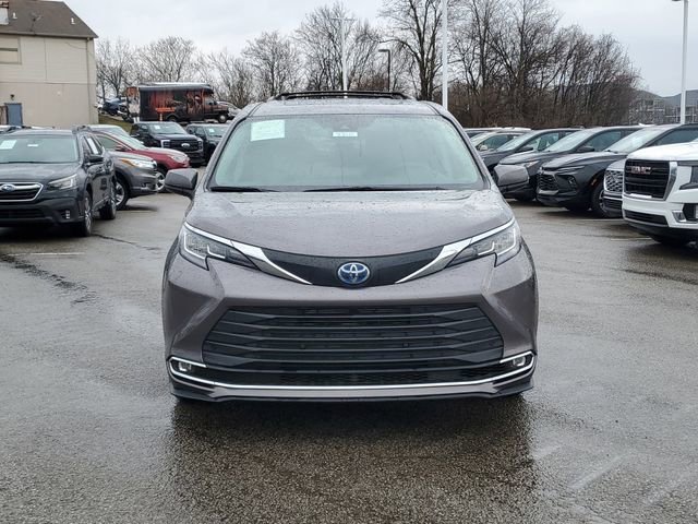 Used 2023 Toyota Sienna XLE image 2