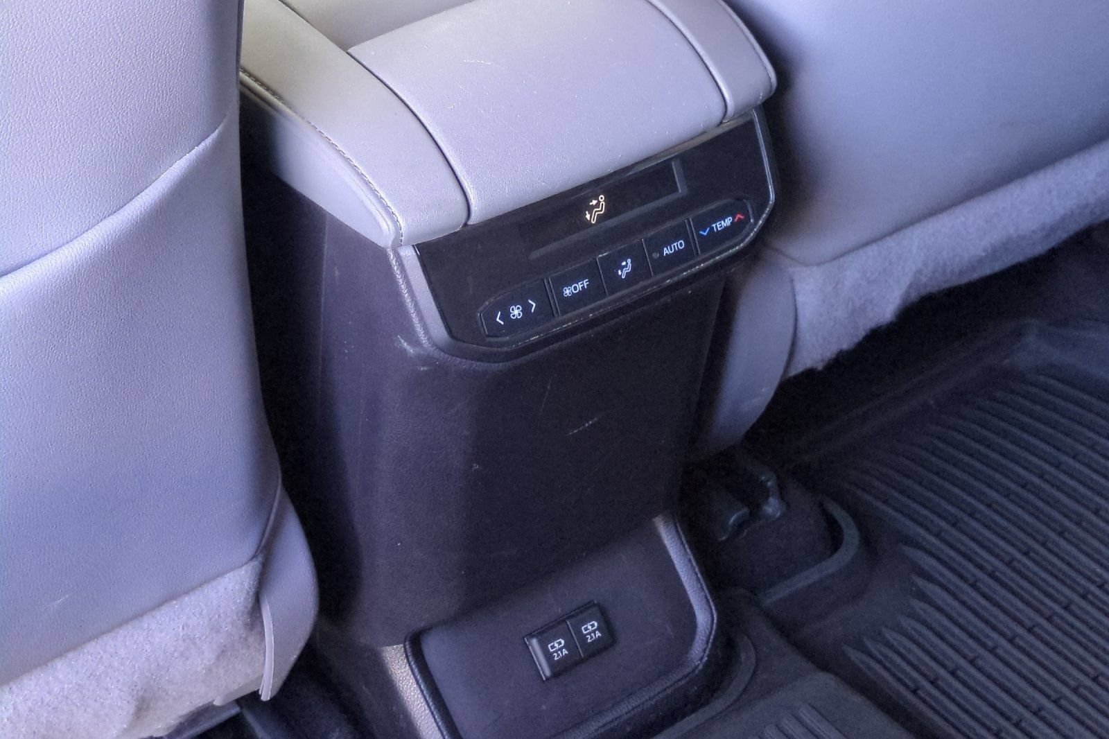 Used 2020 Toyota Highlander XLE AWD/4WD image 41