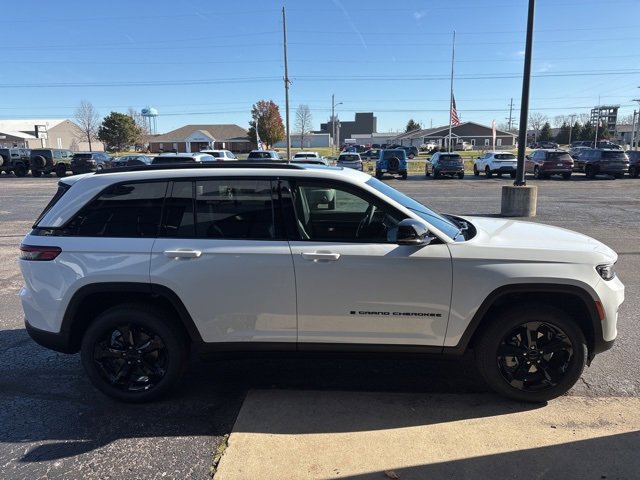 New 2025 Jeep Grand Cherokee Limited w/ Black Appearance Package image 9