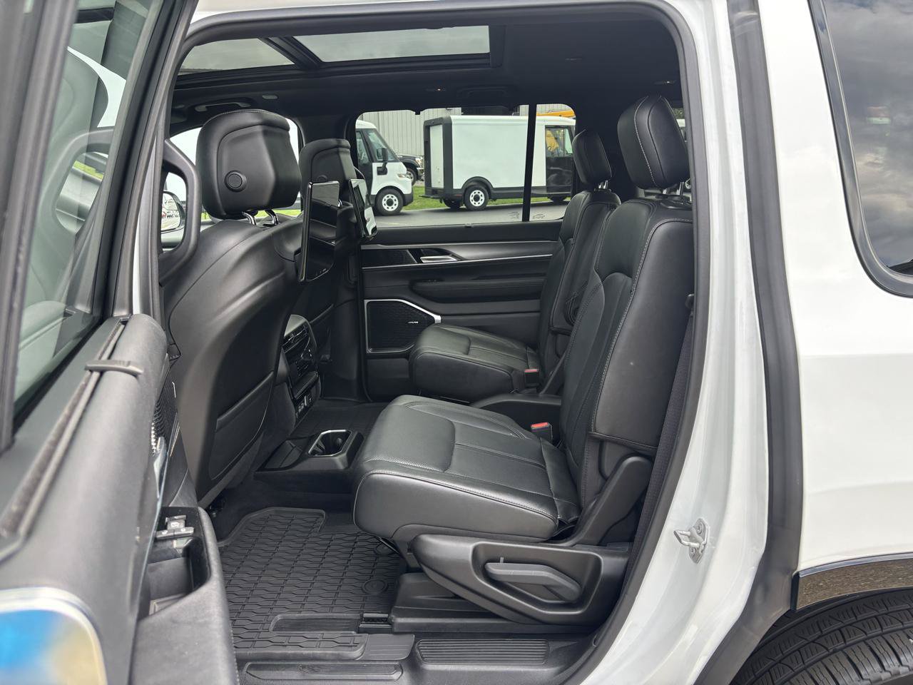 Used 2023 Jeep Wagoneer Series II w/ Convenience Group I AWD/4WD image 10