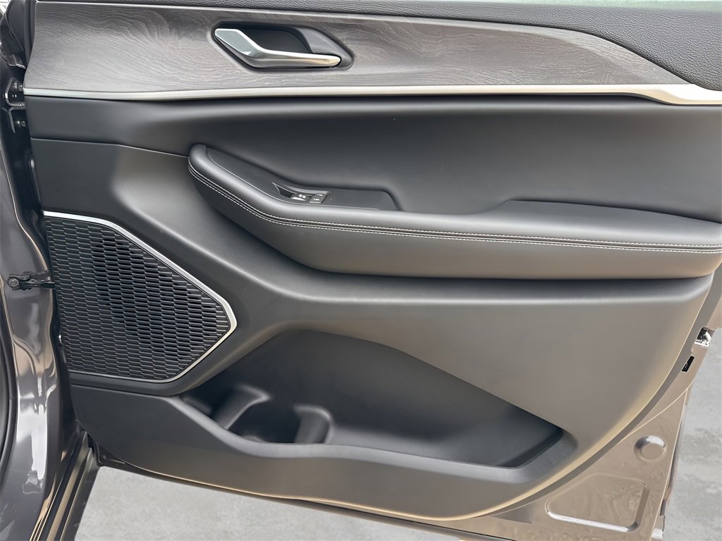 New 2025 Jeep Grand Cherokee L Limited image 9