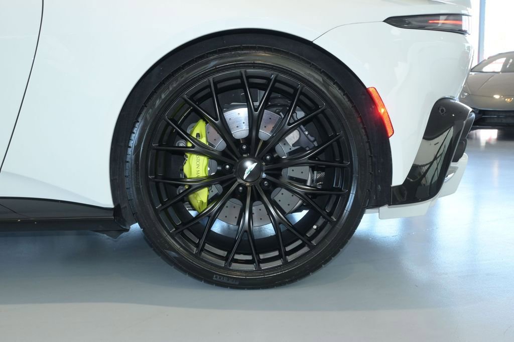 Used 2023 Aston Martin V8 Vantage Coupe RWD image 22