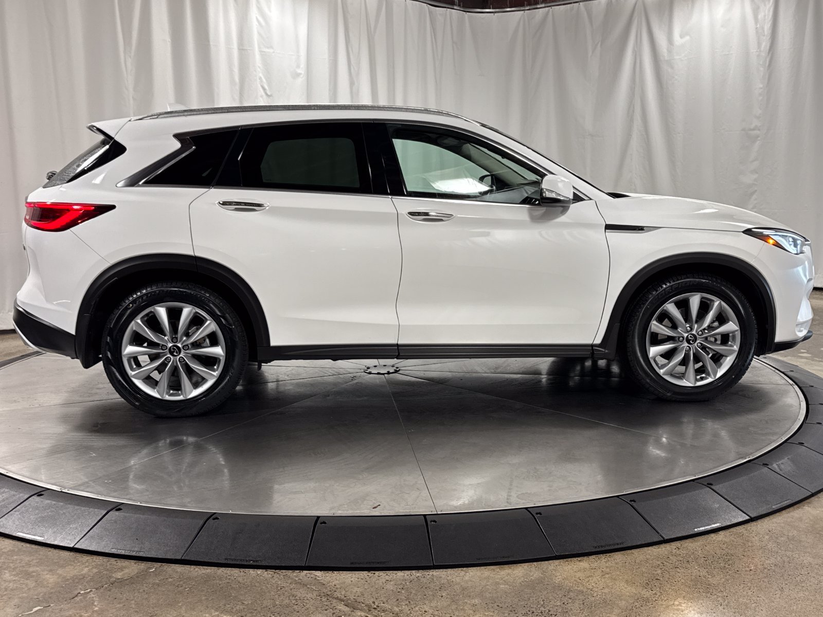 Used 2022 INFINITI QX50 Luxe w/ Cargo Package AWD/4WD image 6