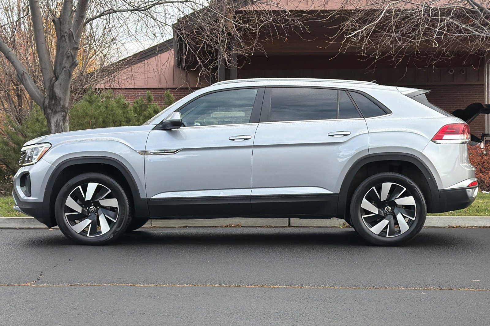Used 2024 Volkswagen Atlas Cross Sport SE image 7