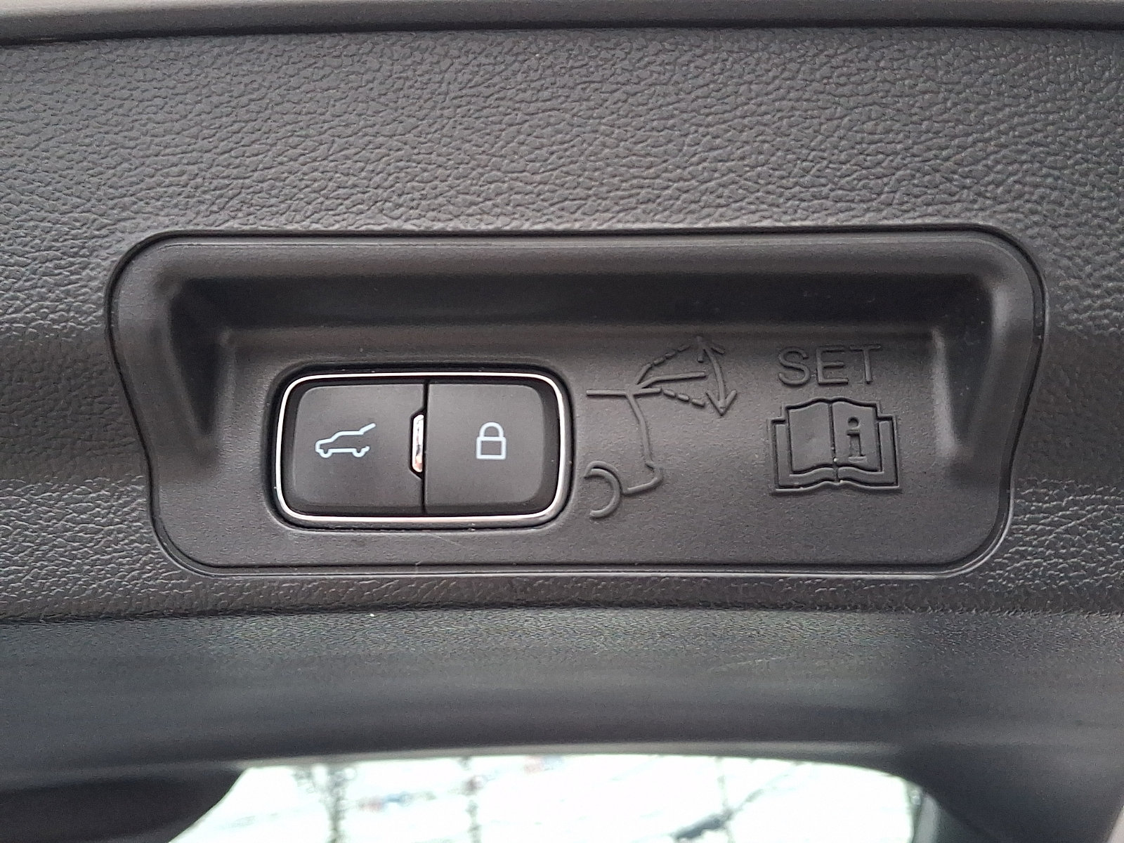 Used 2022 Ford Explorer XLT w/ Equipment Group 202A AWD/4WD image 29