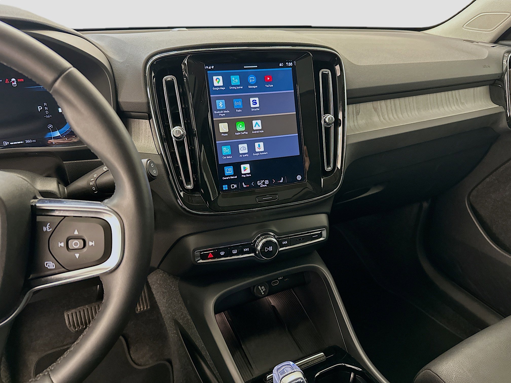 Used 2025 Volvo XC40 B5 Plus image 26