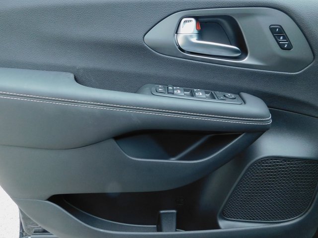 New 2025 Chrysler Pacifica Select w/ Uconnect Theater Family Group image 25