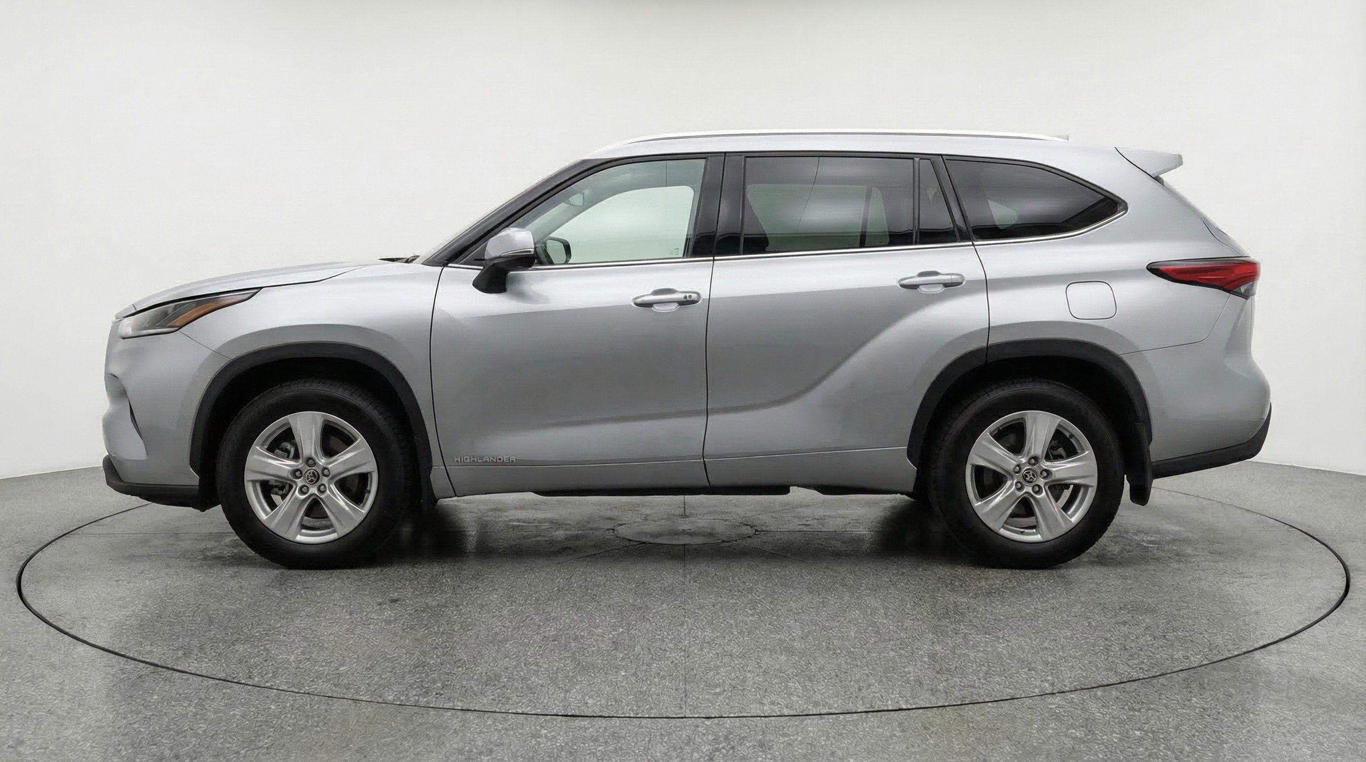 Used 2025 Toyota Highlander LE image 5