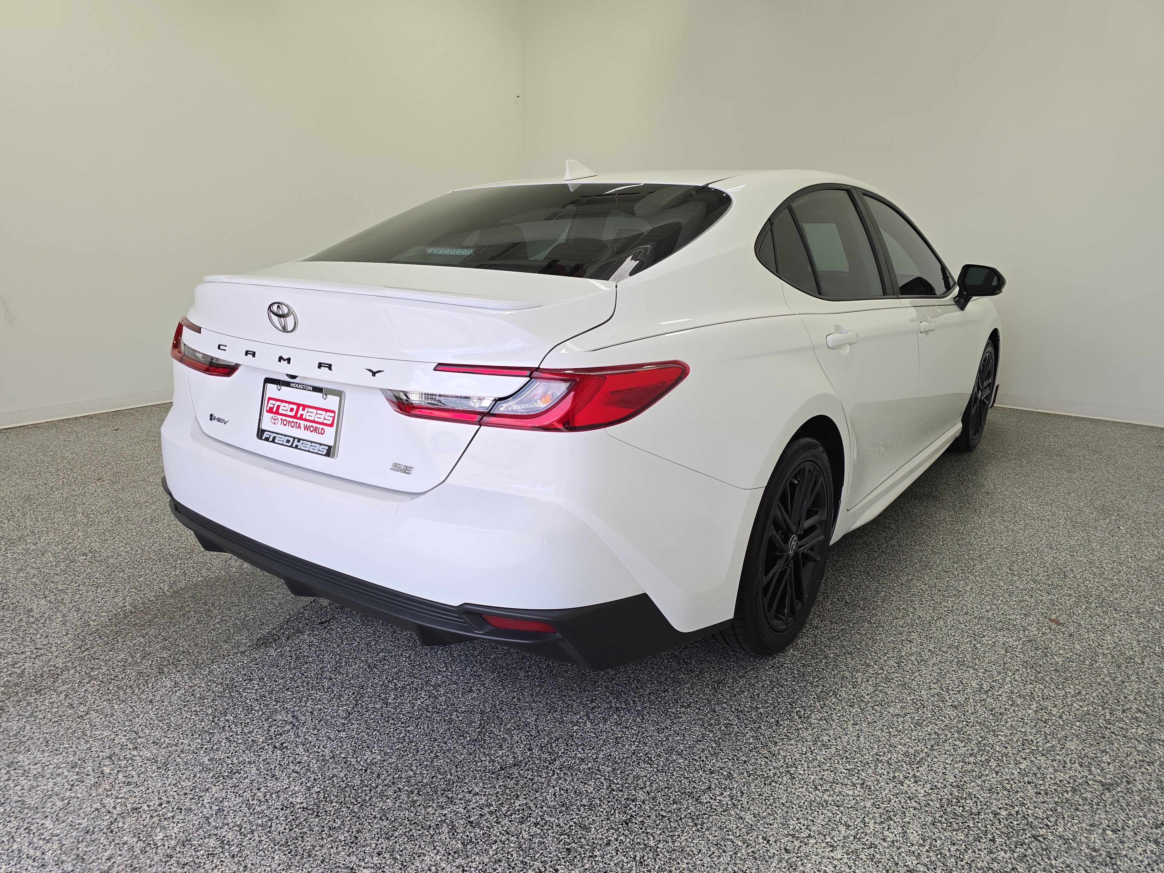 Used 2025 Toyota Camry SE w/ Convenience Package FWD image 5