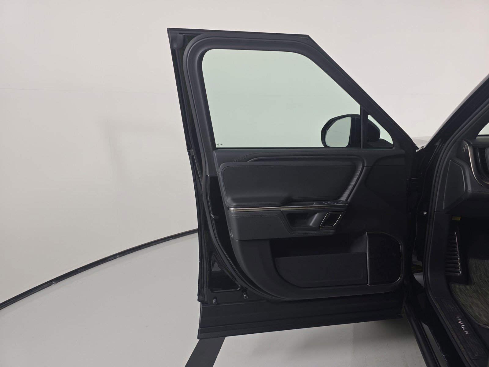 Used 2024 Rivian R1S Adventure AWD/4WD image 16