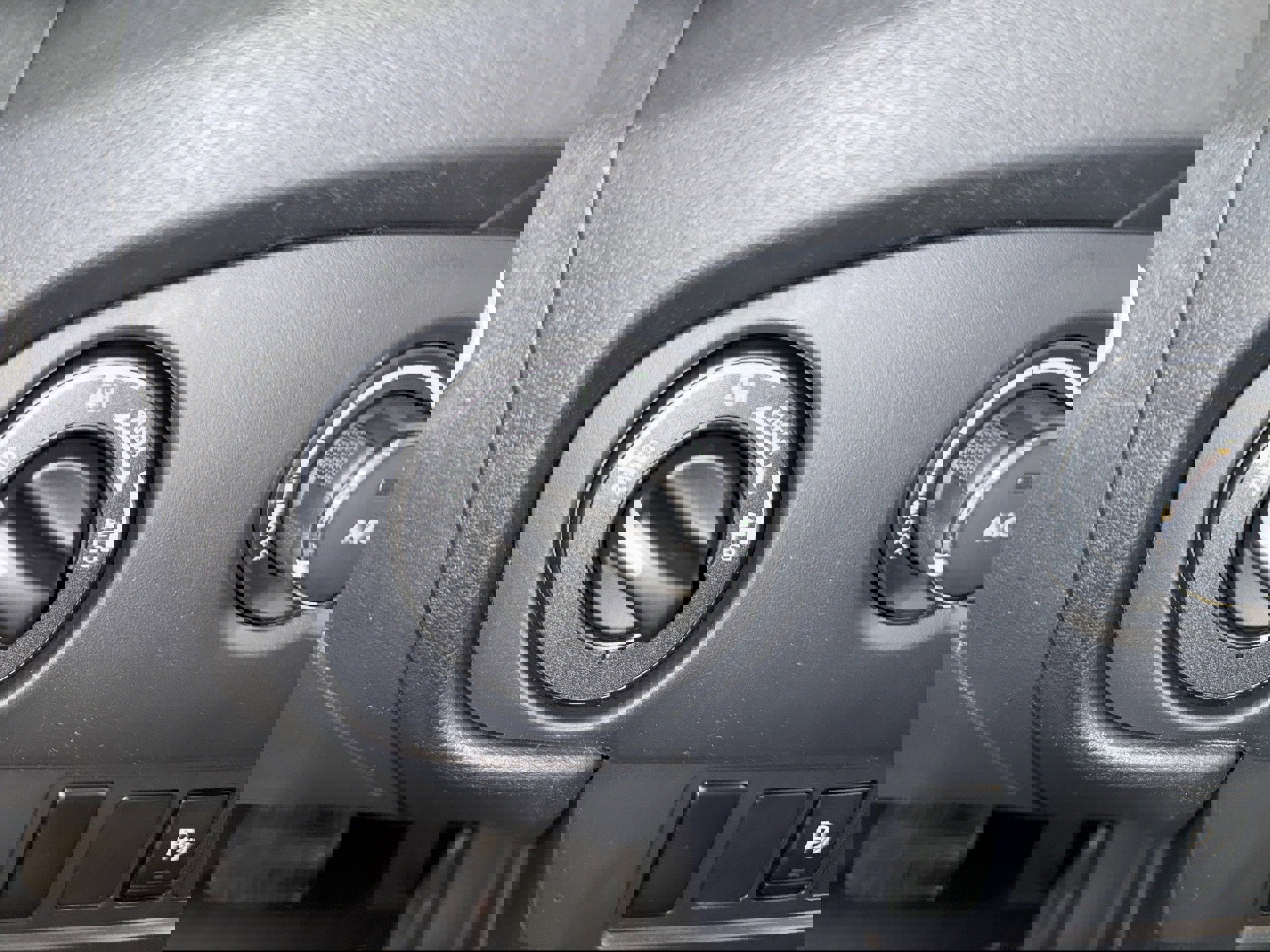 Used 2024 Nissan Frontier SV w/ Technology Package image 41