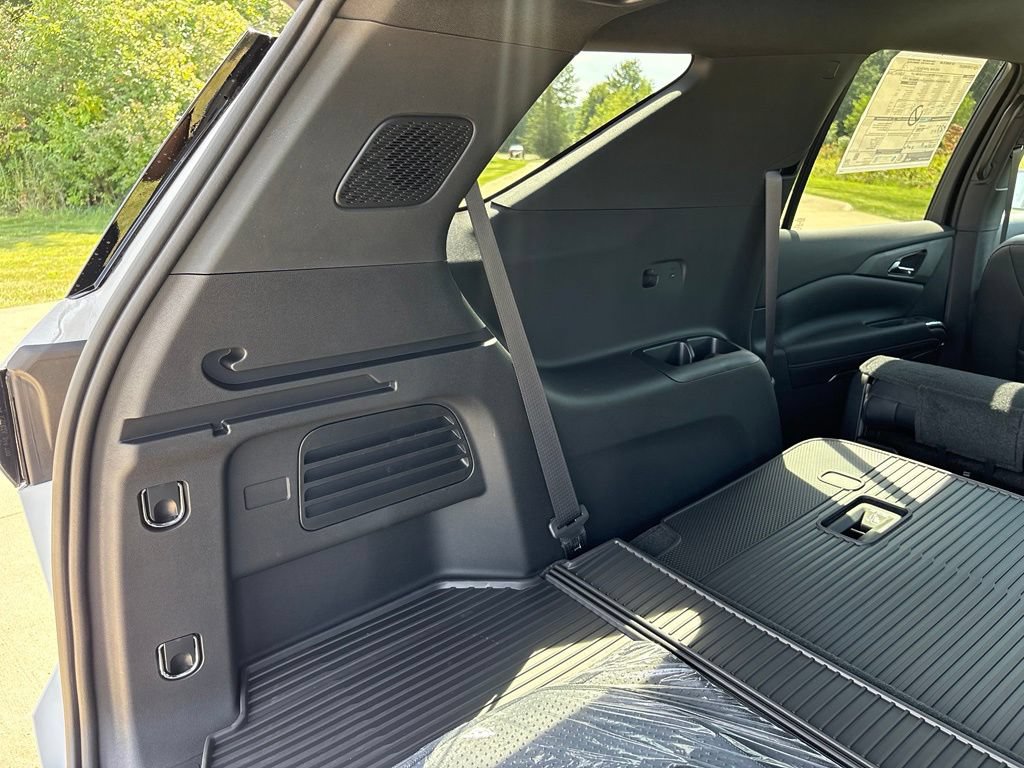 New 2027 Chevrolet Traverse RS w/ LPO, Floor Liner Package AWD/4WD image 65