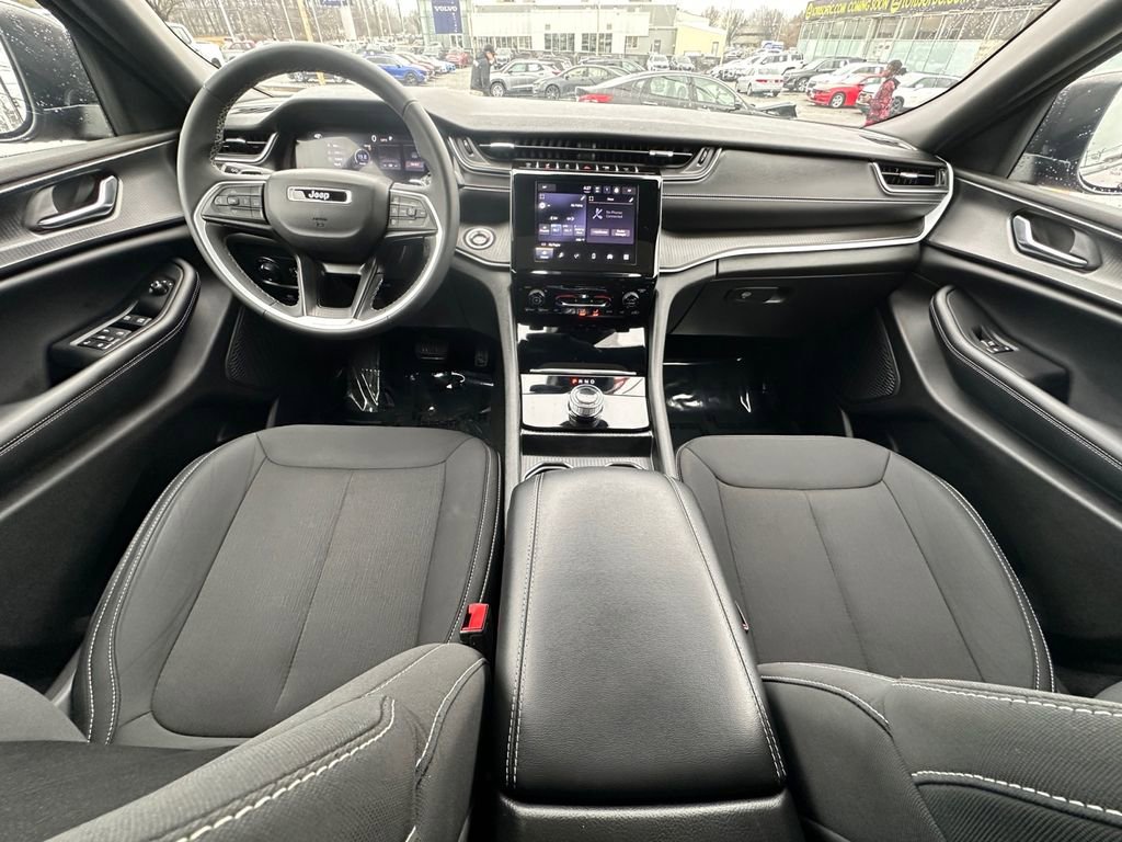 Used 2024 Jeep Grand Cherokee Laredo X image 24