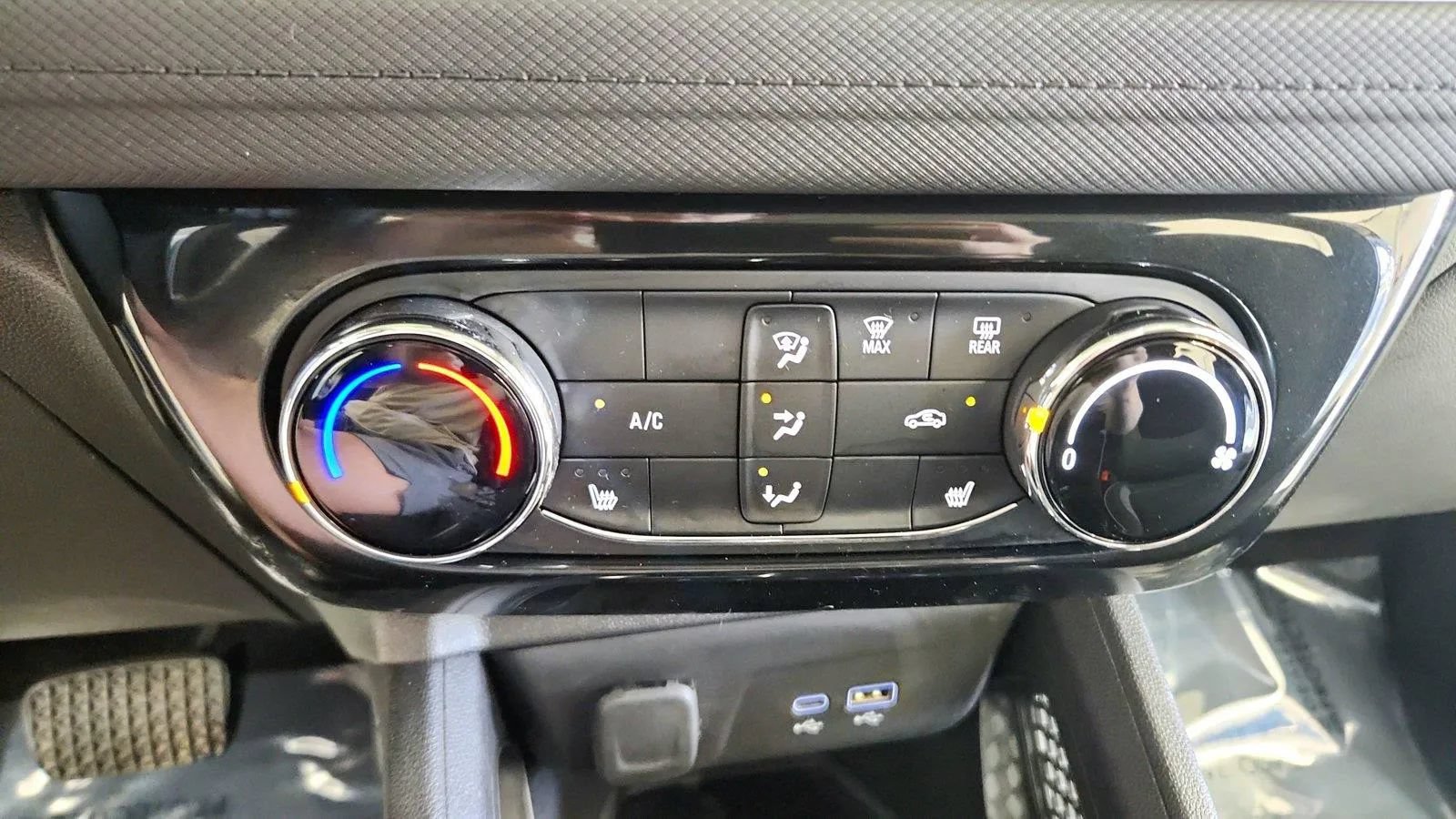 Used 2024 Chevrolet TrailBlazer LT w/ LT Cold Weather Package FWD image 22