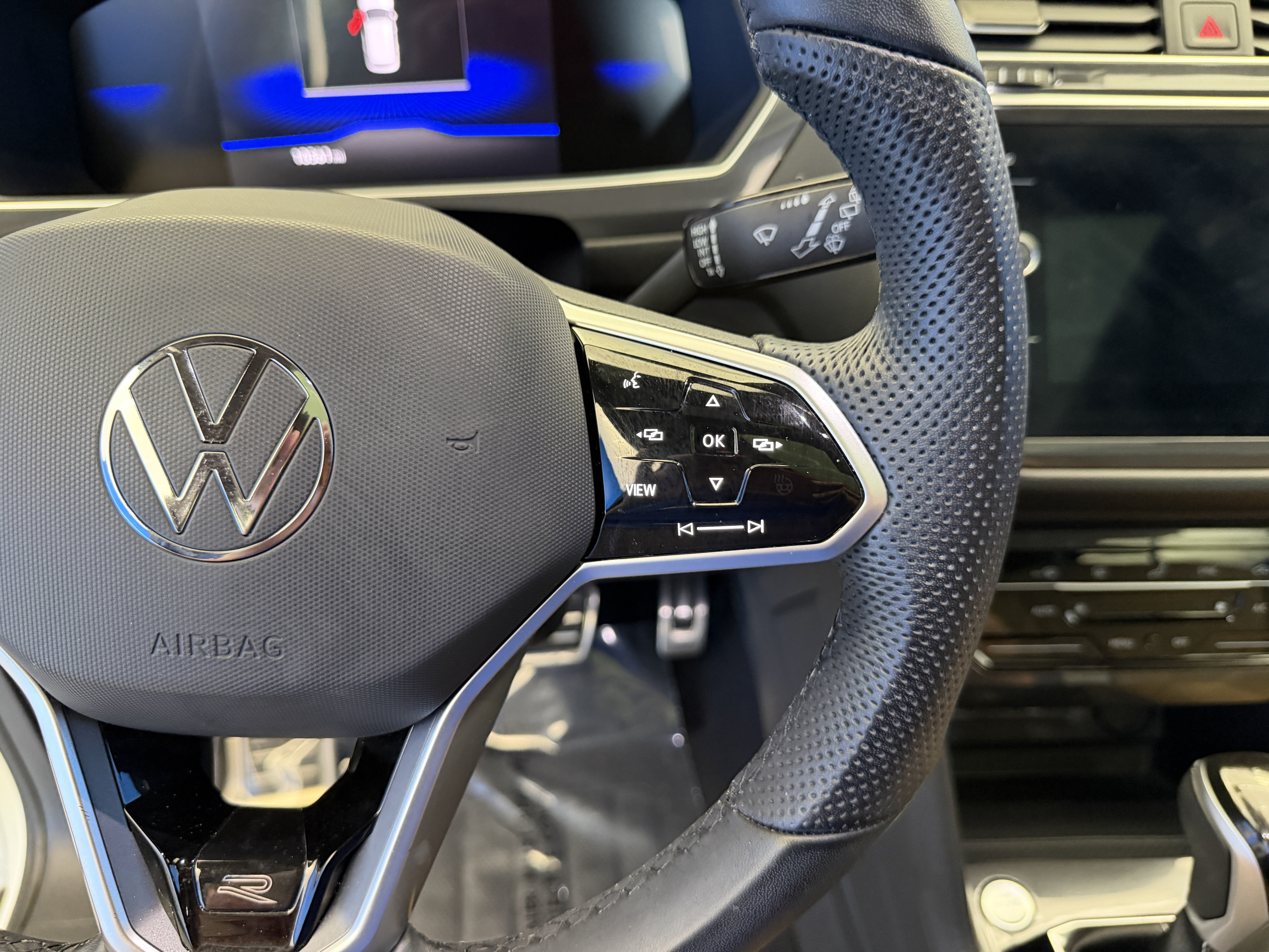Used 2024 Volkswagen Tiguan SE R-Line AWD/4WD image 16