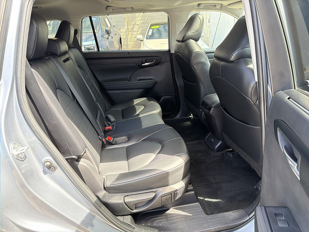 Used 2022 Toyota Highlander XLE FWD image 27