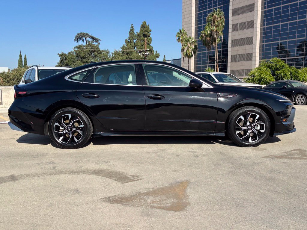 Used 2025 Hyundai Sonata SEL FWD image 2