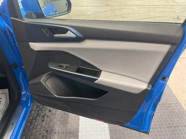 Certified 2023 Volkswagen Taos SE w/ Panoramic Sunroof Package AWD/4WD image 3