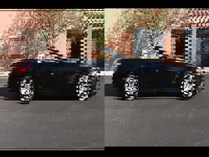 Used 2015 Mercedes-Benz SL 550 w/ Driver Assistance Package image 2