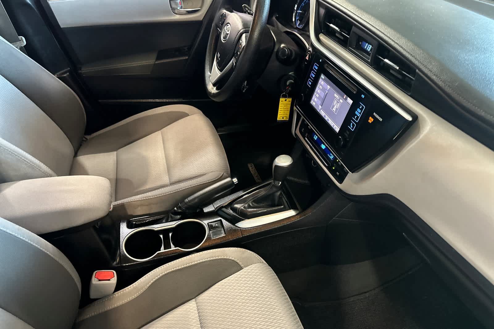 Used 2017 Toyota Corolla LE w/ Carpet Mat Package (TMS) FWD image 17