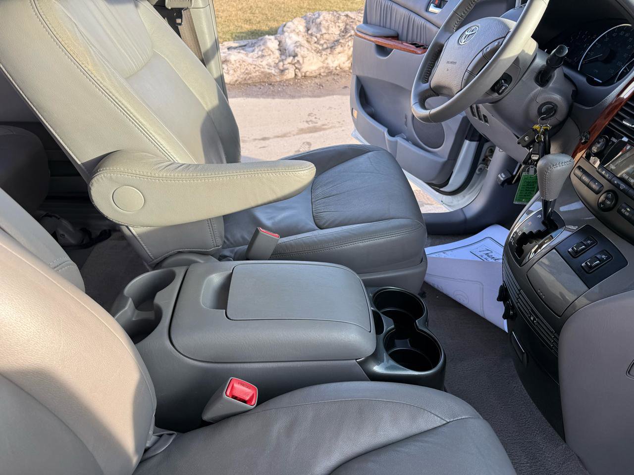 Used 2009 Toyota Sienna XLE image 31