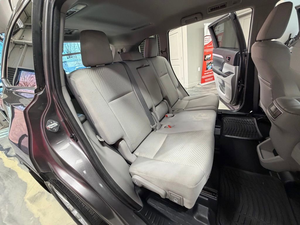 Used 2015 Toyota Highlander LE image 5