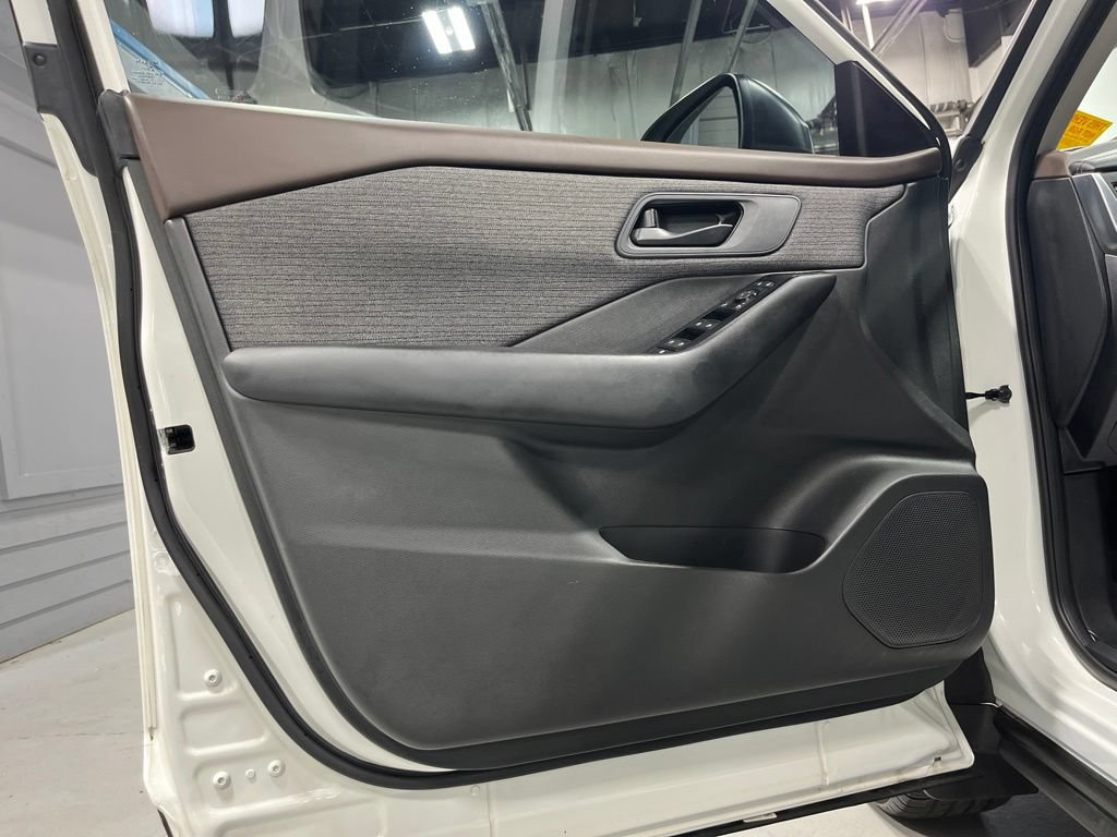 Used 2023 Nissan Rogue S AWD/4WD image 9