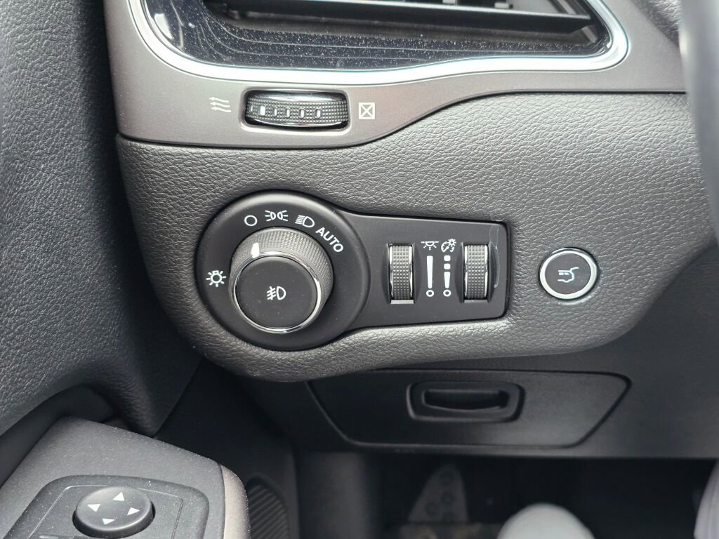 Used 2019 Jeep Cherokee Limited w/ Technology Group image 27