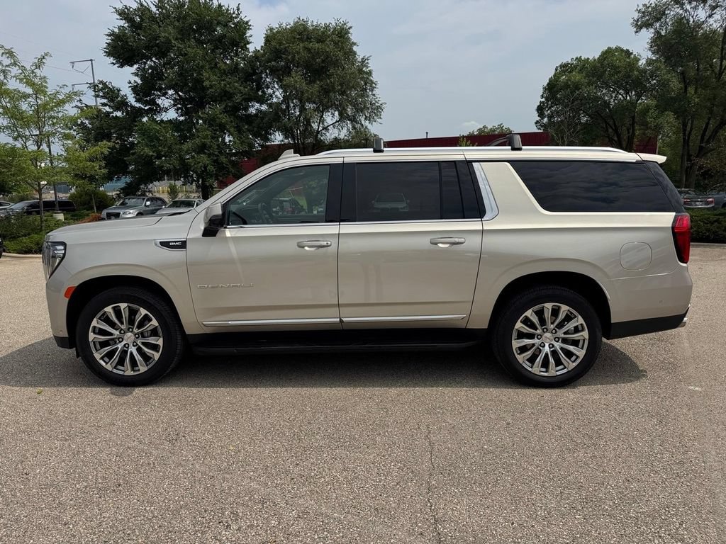 Used 2023 GMC Yukon XL Denali w/ Advanced Technology Package AWD/4WD image 2