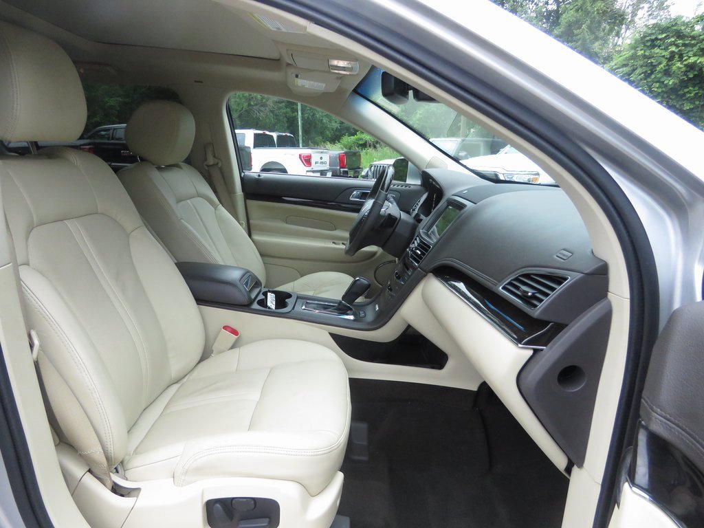 Used 2019 Lincoln MKT AWD image 14