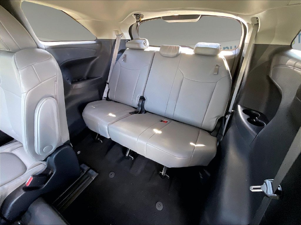 Used 2025 Toyota Sienna XLE FWD image 16