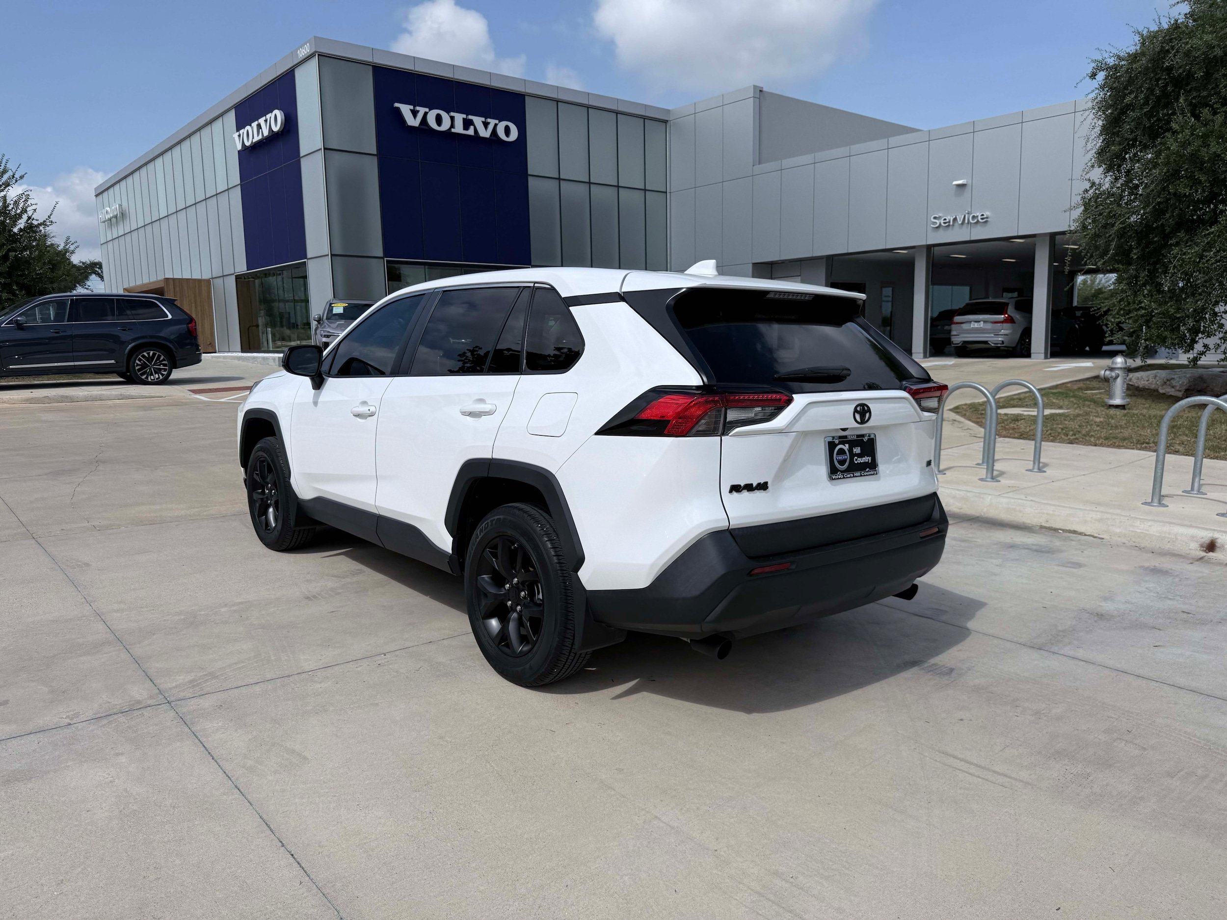 Used 2023 Toyota RAV4 LE FWD image 4