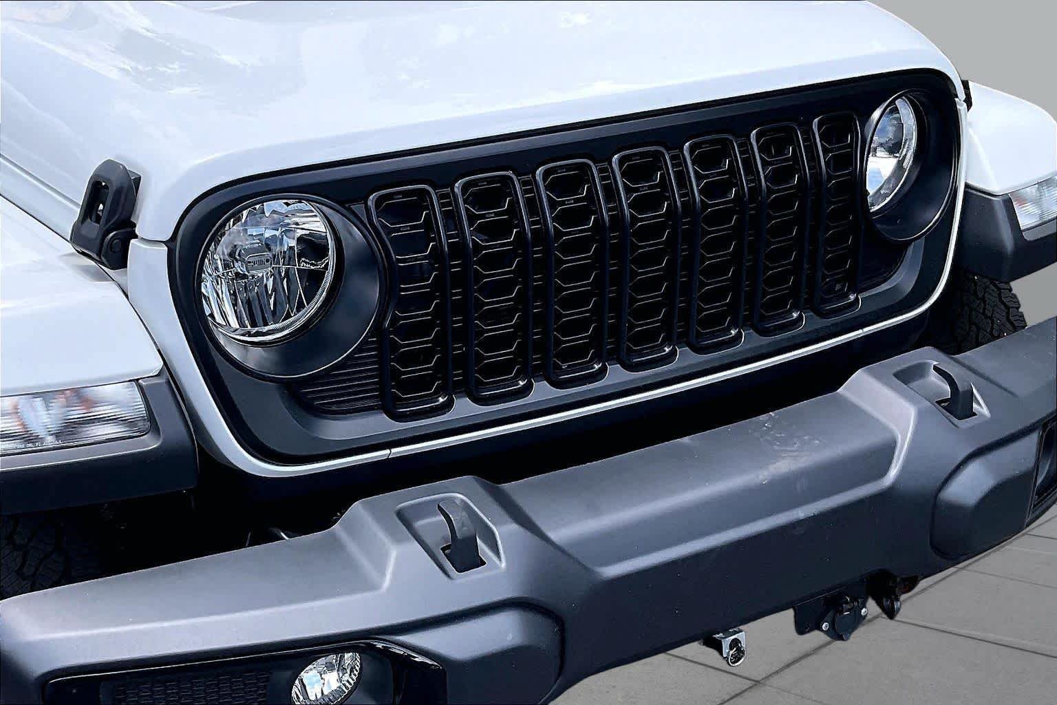 Used 2024 Jeep Gladiator Sport AWD/4WD image 29