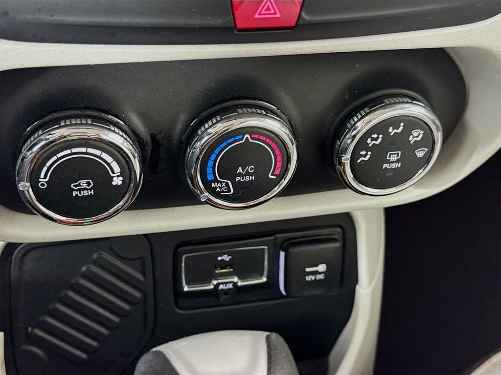 Used 2017 Jeep Renegade Latitude FWD image 17
