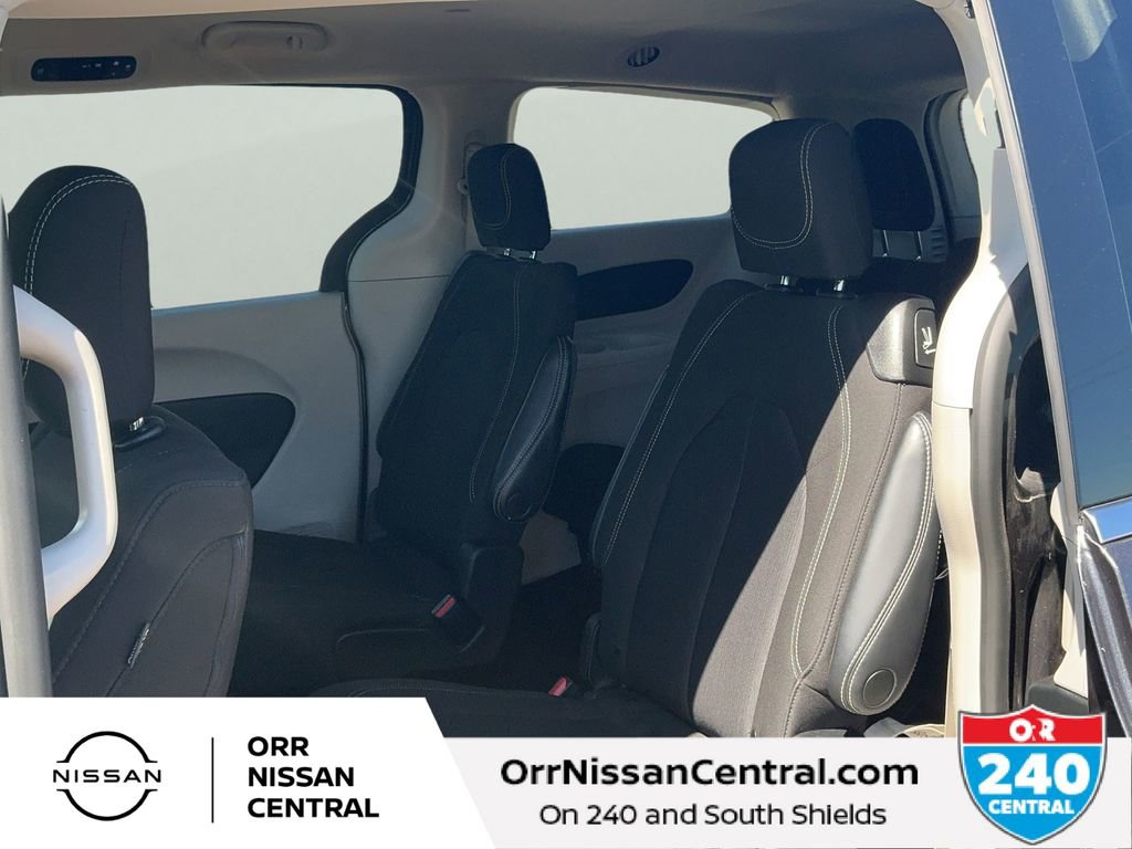 Used 2023 Chrysler Voyager LX image 14