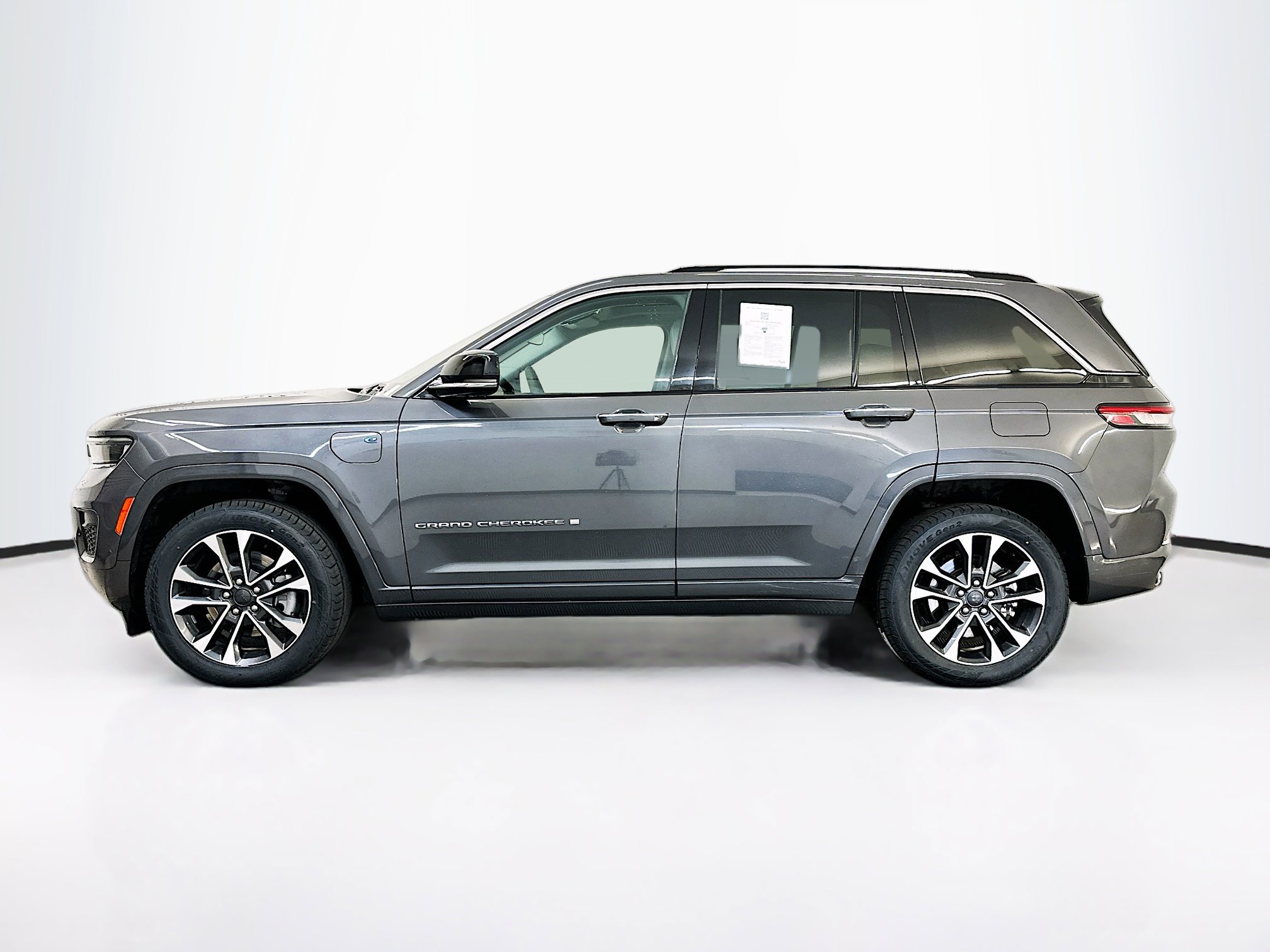 Used 2022 Jeep Grand Cherokee Overland AWD/4WD image 4