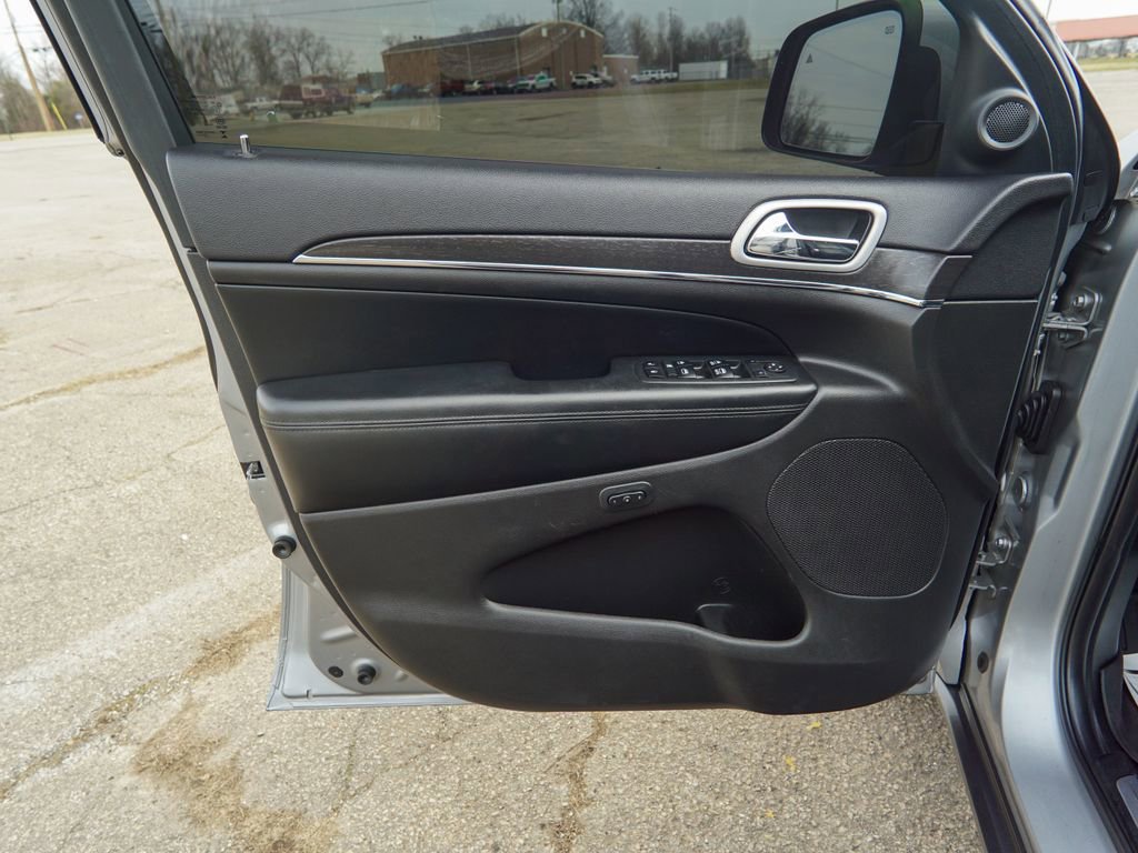 Used 2018 Jeep Grand Cherokee Limited image 18