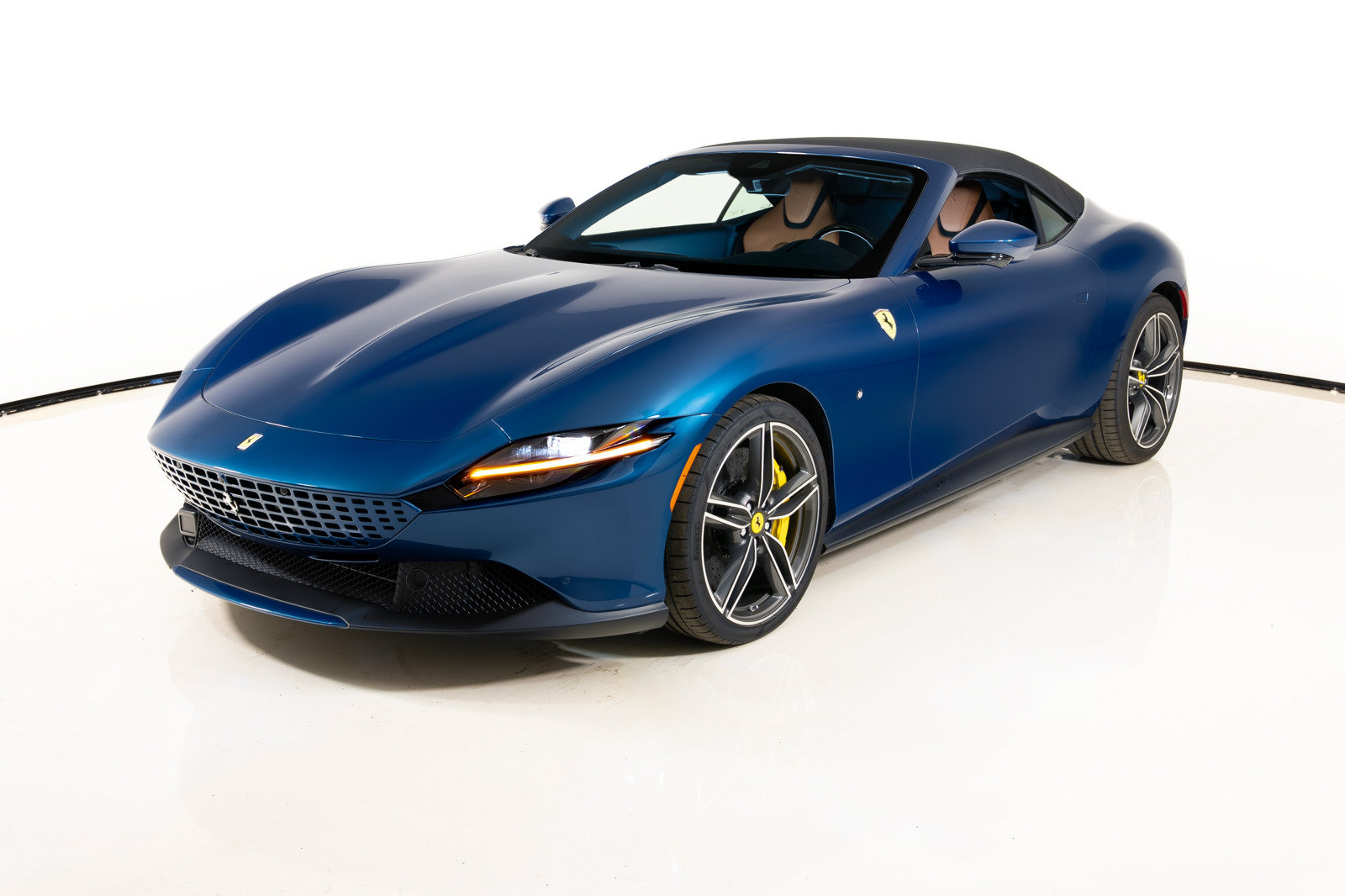 Certified 2025 Ferrari Roma Spider RWD image 27