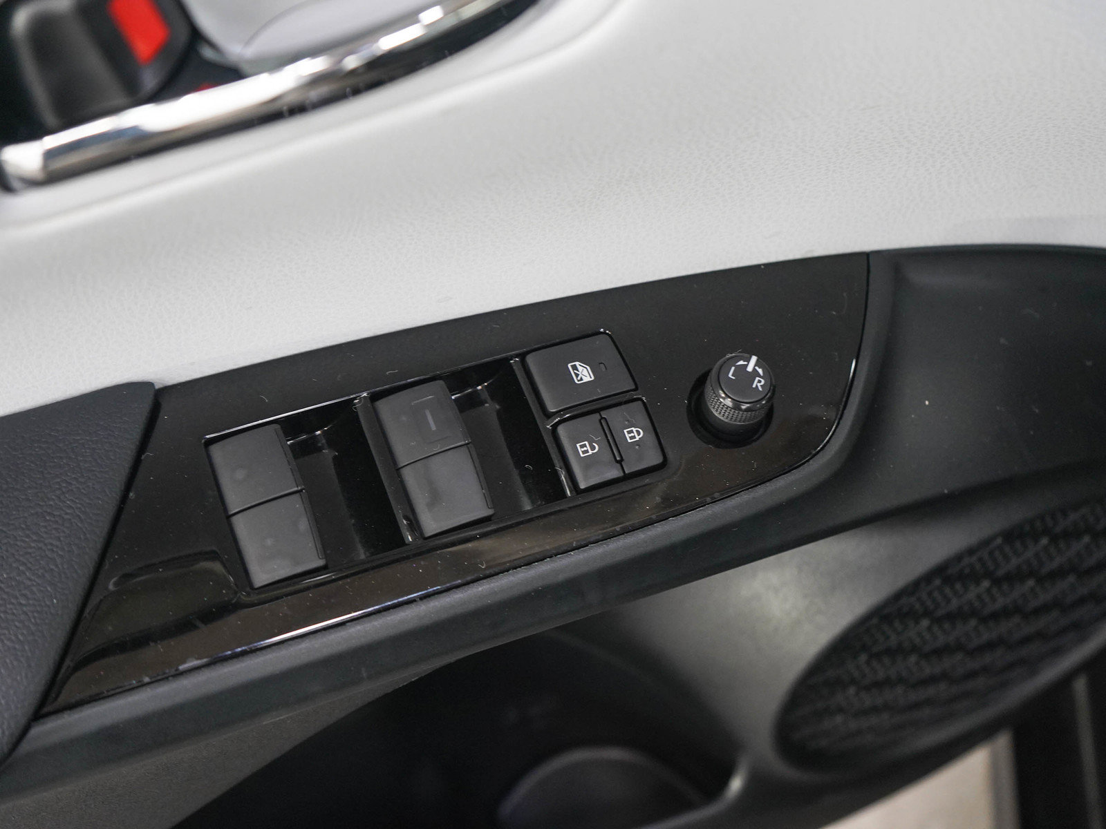 Used 2022 Toyota Prius Prime XLE FWD image 19