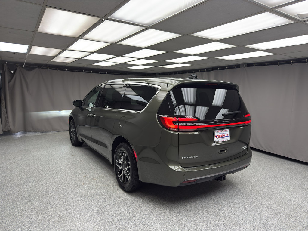 New 2027 Chrysler Pacifica Limited AWD/4WD image 2