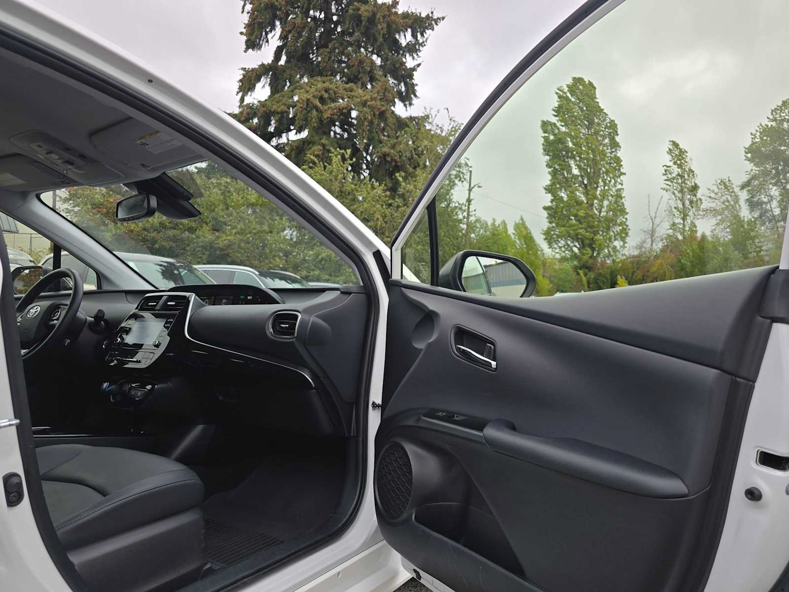 Used 2022 Toyota Prius AWD image 11