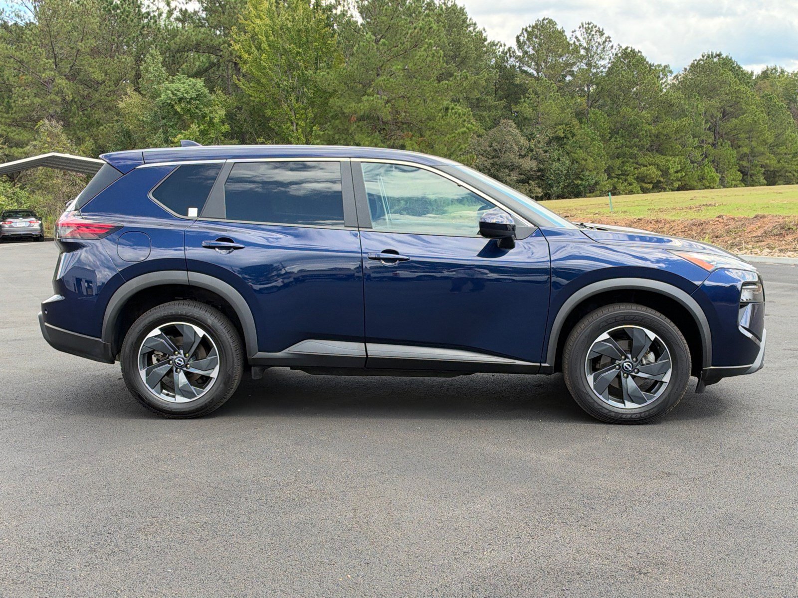 Used 2024 Nissan Rogue SV AWD/4WD image 4